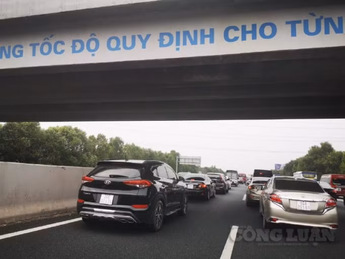 Đường cao tốc Hà Nội - Hải Phòng gần về phía Hà Nội cách trạm thu phí khoảng 2km đã xảy ra tình trạng ùn tắc
