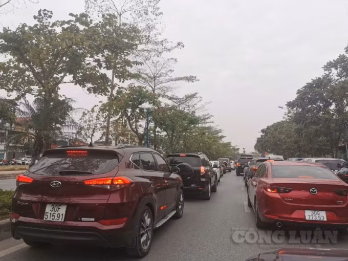 Tại khu vực đầu cầu Vĩnh Tuy, các phương tiện di chuyển khá khó khăn
