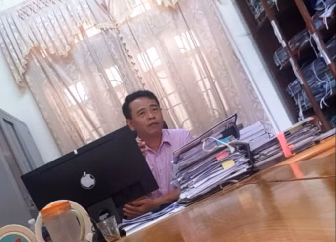 Phóng viên trao đổi với ông Nguyễn Anh Tuấn, Phó Trưởng Ban Quản lý Dự án xây dựng cơ bản huyện Hương Khê (Hà Tĩnh) về vấn đề liên quan