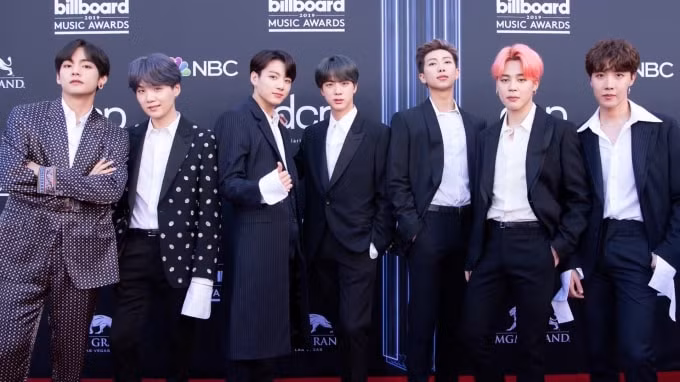 BTS cũng đang bám đuổi nhóm nhạc nữ nhà YG trên con đường giành được nút ruby của Youtube.