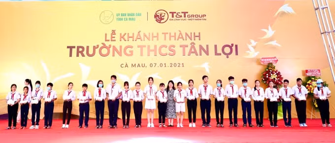 Trao học bổng cho các em học sinh nghèo vượt khó, các em học sinh có thành tích học tập xuất sắc của trường THCS Tân Lợi.