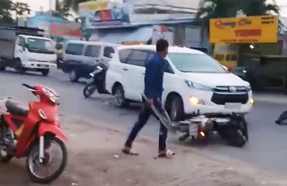 1 trong 4 nghi phạm cầm mã tấu chém chết người trên quốc lộ 61. Ảnh: tuoitre.vn