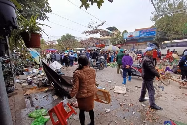 Cảnh tan hoang sau tai nạn. Ảnh: LĐO