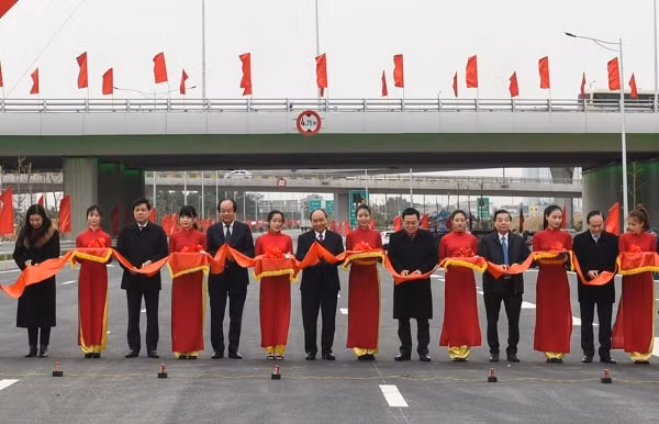Thủ tướng Nguyễn Xuân Phúc cùng lãnh đạo TP Hà Nội, Văn phòng Chính phủ, Bộ Giao thông vận tải cắt băng khánh thành công trình