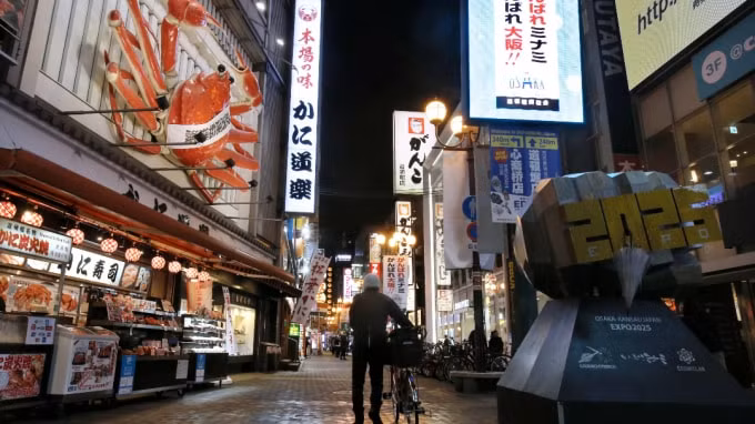 Khu mua sắm và ăn uống Minami ở Osaka vào tháng trước. Thống đốc Hirofumi Yoshimura đã kêu gọi các hạn chế để ngăn chặn sự lây lan của các trường hợp kỷ lục ở đó. Ảnh: Yuichiro Takagi/Nikkei