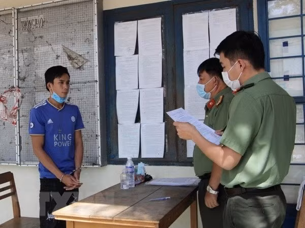 Bị can Trương Chí Tài nghe Công an đọc lệnh bắt tạm giam. Ảnh: TTXVN