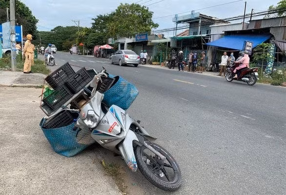 Người đàn ông bỏ xe cùng hàng hóa trên đường, nhảy xuống sông tẩu thoát. (Ảnh: công an cung cấp)