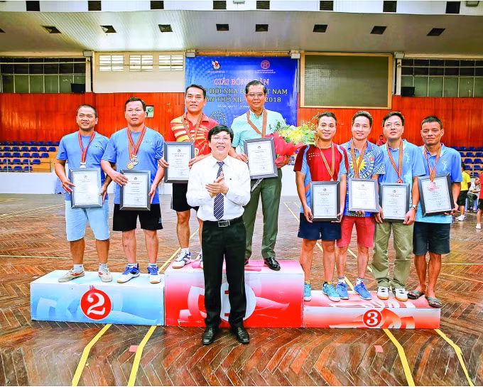 Phó Chủ tịch thường trực HNBVN Hồ Quang Lợi trao giải cho các vận động viên đoạt giải tại Giải bóng bàn cúp Hội NBVN 2018. Ảnh: Sơn Hải