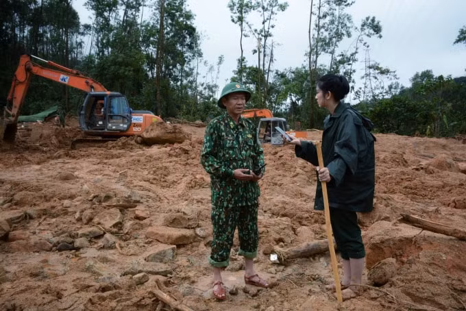 Thanh Hà phỏng vấn tại hiện trường.