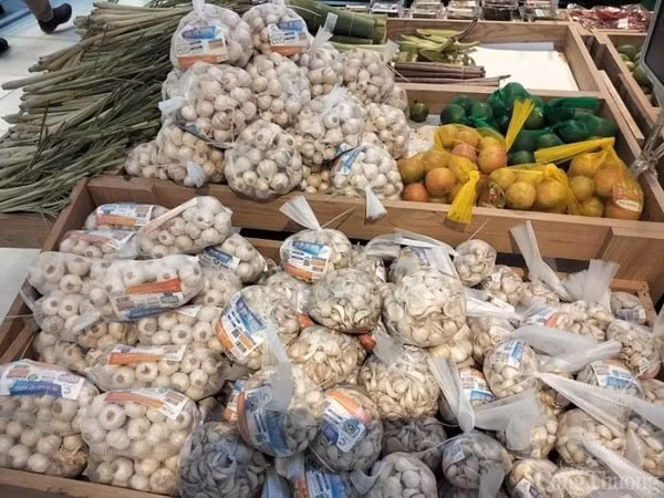 Một số mặt hàng như hành, tỏi, gừng, đậu nành… doanh nghiệp không thể nhập hàng về sản xuất vì các sản phẩm này gần đây bị quản lý như dược phẩm theo Thông tư 48 của Bộ Y tế
