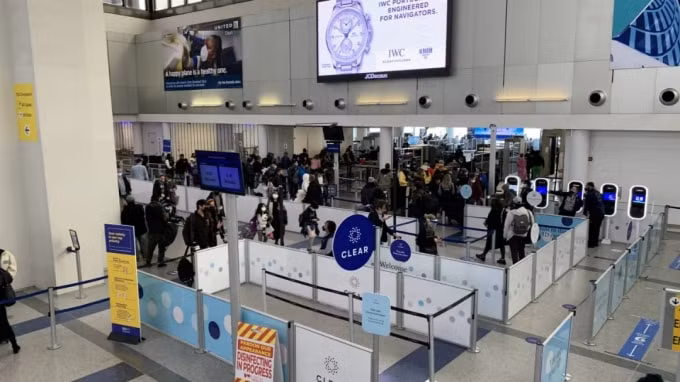 Du khách Hoa Kỳ tại Sân bay Quốc tế Newark ở Newark, New Jersey, ngày 17 tháng 12 năm 2020. Ảnh: Nikkei
