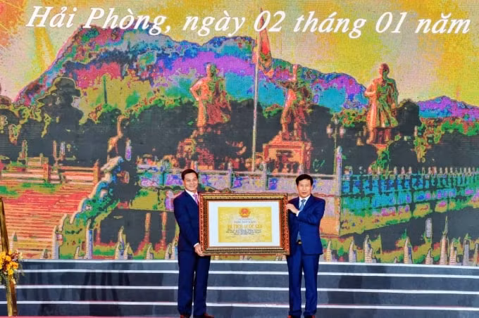 Ông Nguyễn Ngọc Thiện - Bộ trưởng Bộ Văn hóa - Thể thao & Du lịch trao Bằng xếp hạng di tích lịch sử cấp Quốc gia cho Chủ tịch UBND TP Hải Phòng Nguyễn Văn Tùng.