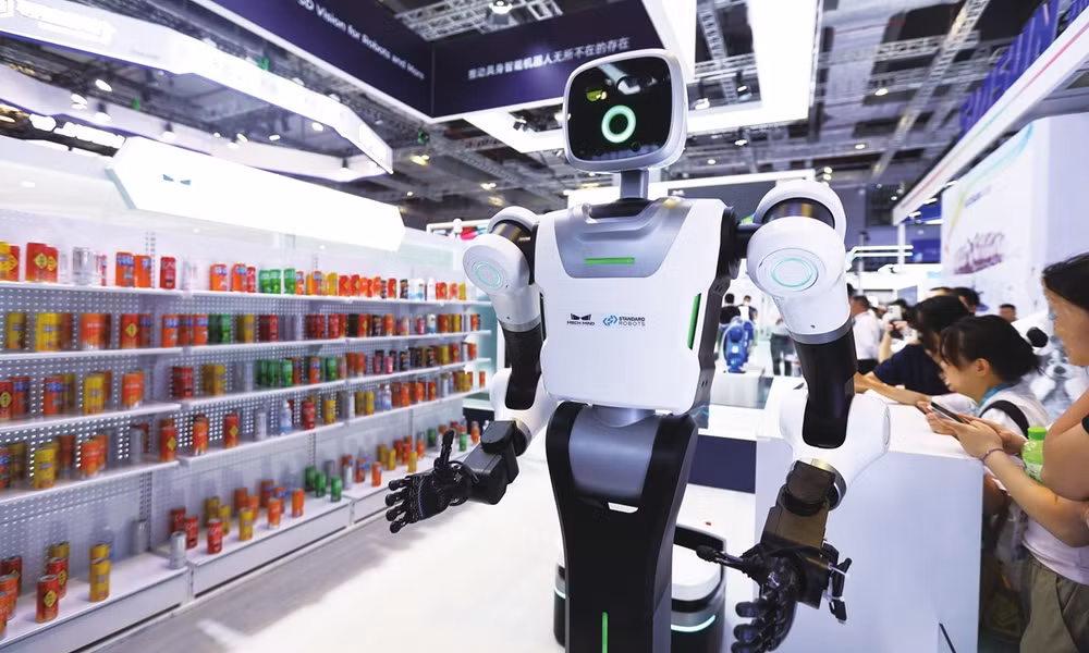 Một robot hình người đang tìm cách lấy các vật phẩm trên kệ tại một hội chợ công nghiệp ở Thượng Hải, Trung Quốc, ngày 24/9. Ảnh: VCG
