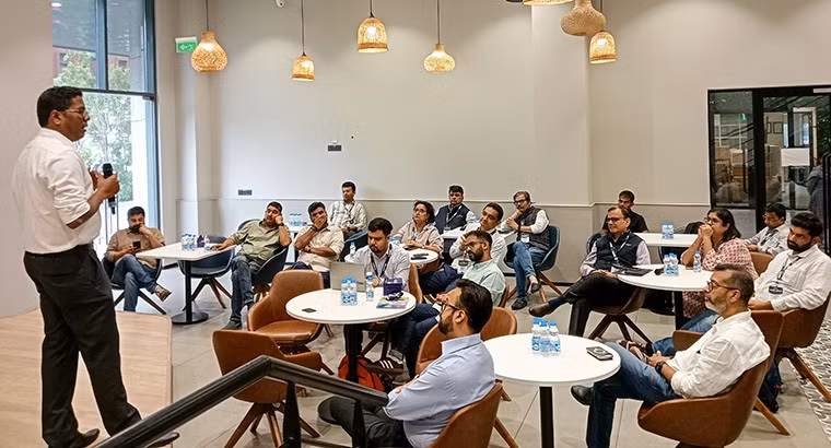 Các thành viên tham gia chuyến tham quan học tập của INMA ghé thăm tòa soạn báo The Indian Express. Ảnh: INMA