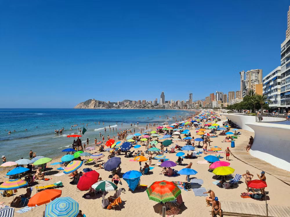 Bãi biển Benidorm, Tây Ban Nha. Ảnh: Unsplash