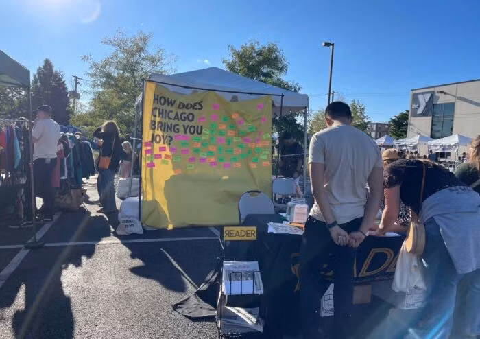 Gian tương tác tại Lễ hội Đường phố của tòa soạn Block Club Chicago, nơi người tham dự viết lên bảng điều khiến họ yêu mến thành phố. Hoạt động này giúp tòa soạn kết nối trực tiếp với cộng đồng và thu thập ý kiến của độc giả. Ảnh: Sophie Culpepper