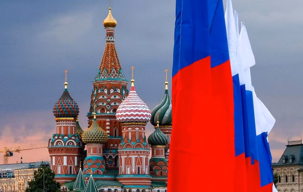 Quốc kỳ Nga tại trung tâm thủ đô Moscow. Duma Quốc gia Nga vừa kêu gọi cộng đồng quốc tế lên án chính sách của Mỹ đối với Cuba. Ảnh: TASS
