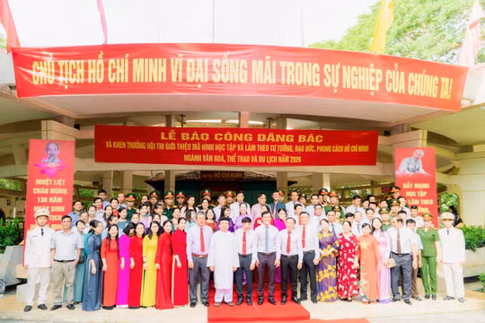 Vĩnh Long: Dòng người thành kính về Đền thờ Chủ tịch Hồ Chí Minh dịp sinh nhật Người