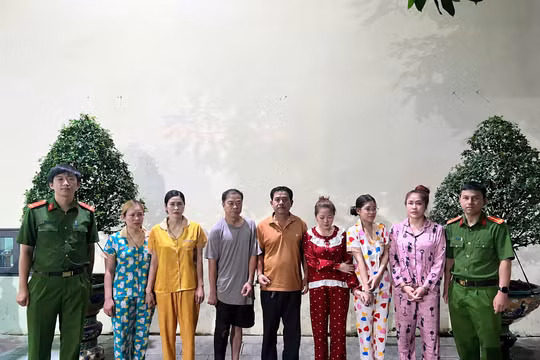 Từ 2 quán karaoke ở TP.HCM, công an triệt phá đường dây cá độ bóng đá qua mạng