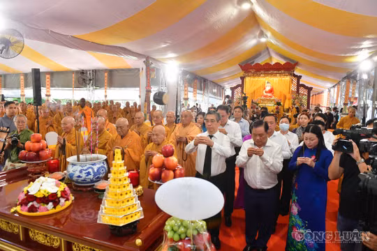 Hàng trăm người dâng hương tưởng niệm tại Công viên Lê Thị Riêng