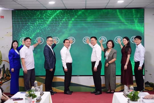 Lãnh đạo, đại biểu khởi động cuộc thi OCOP.