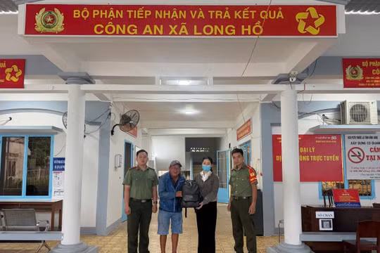 Hai thanh niên nhặt được ba lô chứa nhiều tiền, vàng… liền trả lại người đánh rơi