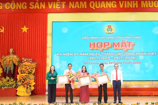 Vĩnh Long: Trọn vẹn nghĩa tình tri ân nhân kỷ niệm 97 năm Ngày thành lập Công đoàn Việt Nam