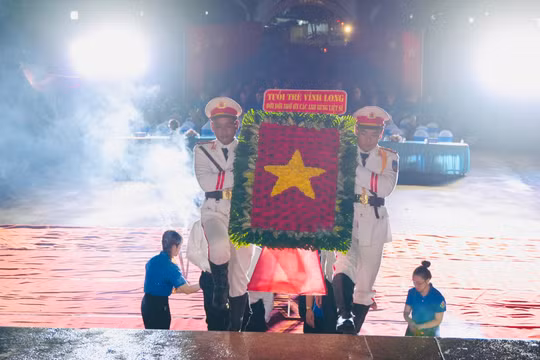 Vĩnh Long: Hàng trăm ngọn nến tri ân thắp sáng nghĩa trang Liệt sĩ 