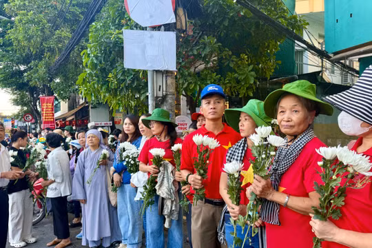 Nhiều người dân đã có mặt từ sáng sớm tại cổng công viên Lê Thị Riêng.