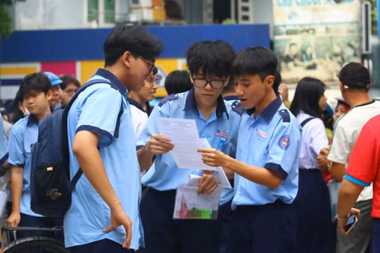 Đề Văn “dễ thở”, nhiều thí sinh TP.HCM rời phòng thi lớp 10 với nụ cười nhẹ nhõm