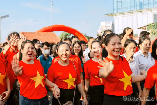 Hàng ngàn người dân Vĩnh Long hòa nhịp “Cùng Việt Nam tiến bước” vì một tương lai xanh