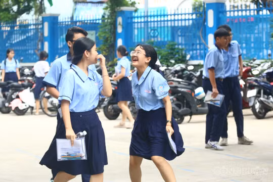 Thí sinh TP.HCM phấn khởi sau môn tiếng Anh vào lớp 10: “Học kỹ là có thể lấy 9 điểm”