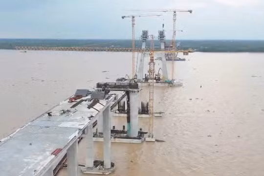 Vượt thử thách lớn từ thời tiết cực đoan, cầu Đại Ngãi tăng tốc về đích