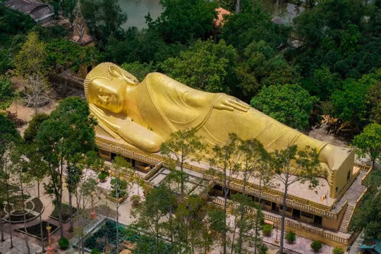Ngỡ ngàng trước vẻ đẹp nguy nga của chùa Vàm Ray – Ngôi cổ tự Khmer lớn nhất Việt Nam