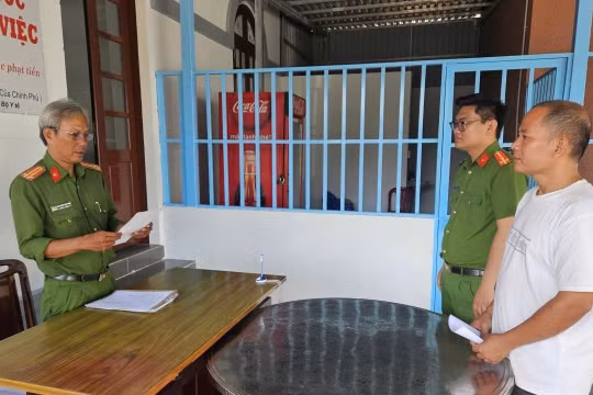 Tạm giữ hình sự nam bảo vệ dùng dây xích đánh đồng nghiệp bất tỉnh