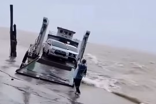 Chở gấp đôi số lượng ô tô, chủ phà bị đề nghị xử phạt 10 triệu đồng