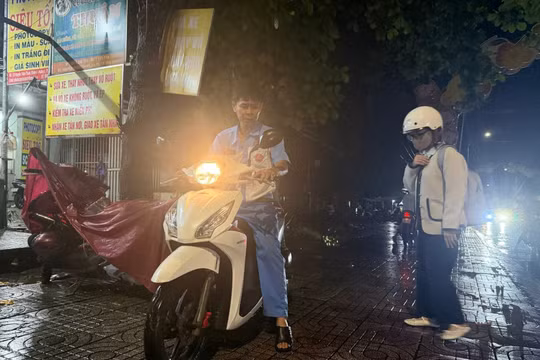 Mưa lớn kéo dài, nhiều tuyến đường nội ô ở Vĩnh Long chìm trong nước
