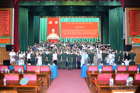 Gặp mặt thân nhân cán bộ, chiến sĩ đang tìm kiếm hài cốt liệt sĩ tại Công viên Lê Thị Riêng