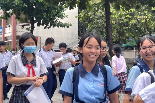 Thí sinh TP HCM thở phào sau môn Toán: “Đề dễ hơn năm ngoái rất nhiều”