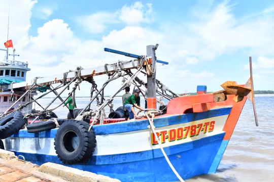 Cứu sống 4 ngư dân Lâm Đồng sau vụ chìm tàu trên biển