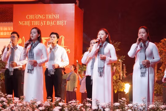 Xúc động đêm 'Khúc tri ân' tại Công viên Lê Thị Riêng trước giờ truy điệu 731 hài cốt liệt sĩ