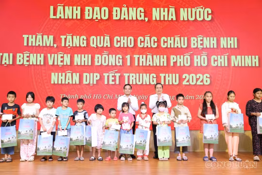 Chủ tịch Quốc hội Trần Thanh Mẫn thăm, tặng quà các bệnh nhi tại Bệnh viện Nhi Đồng 1 nhân dịp Tết Trung thu