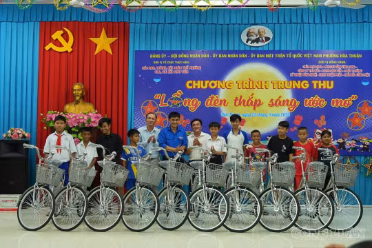 Ấm lòng đêm hội trăng rằm: Hơn 350 trẻ em nghèo, thiếu nhi Khmer ở Vĩnh Long nhận quà Trung thu