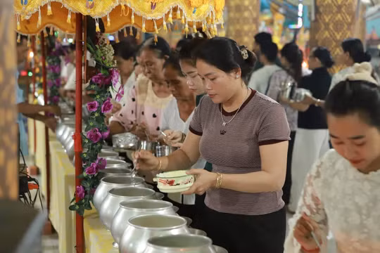 Vĩnh Long: Nét đẹp trong văn hóa dâng cơm báo hiếu tổ tiên mùa Sene Dolta của đồng bào Khmer