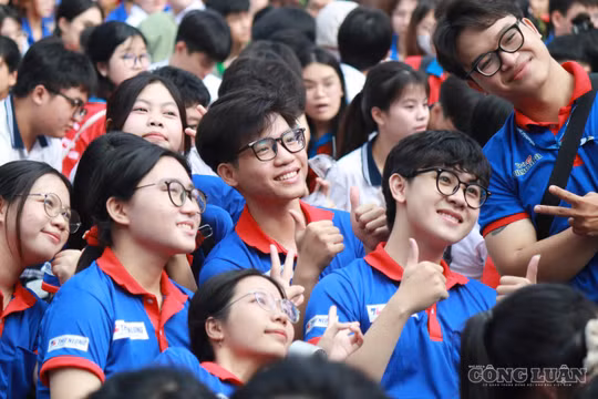 Hơn 6.000 sinh viên ra quân tiếp sức sĩ tử TP.HCM mùa thi 2026