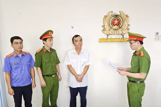 Khởi tố cựu cán bộ thuế tự phê duyệt hơn 400 hóa đơn điện tử để bán trục lợi 