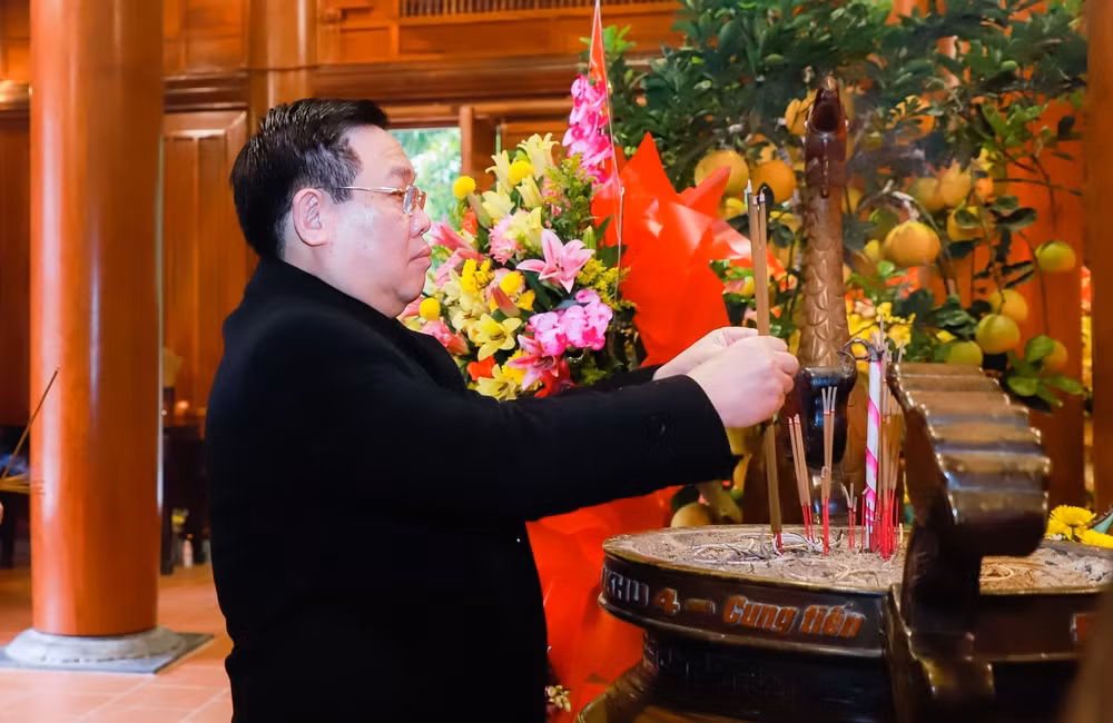chu tich quoc hoi vuong dinh hue dang huong tuong niem chu tich ho chi minh hinh 1