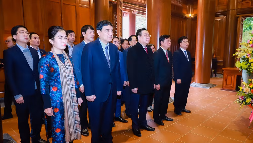 chu tich quoc hoi vuong dinh hue dang huong tuong niem chu tich ho chi minh hinh 2