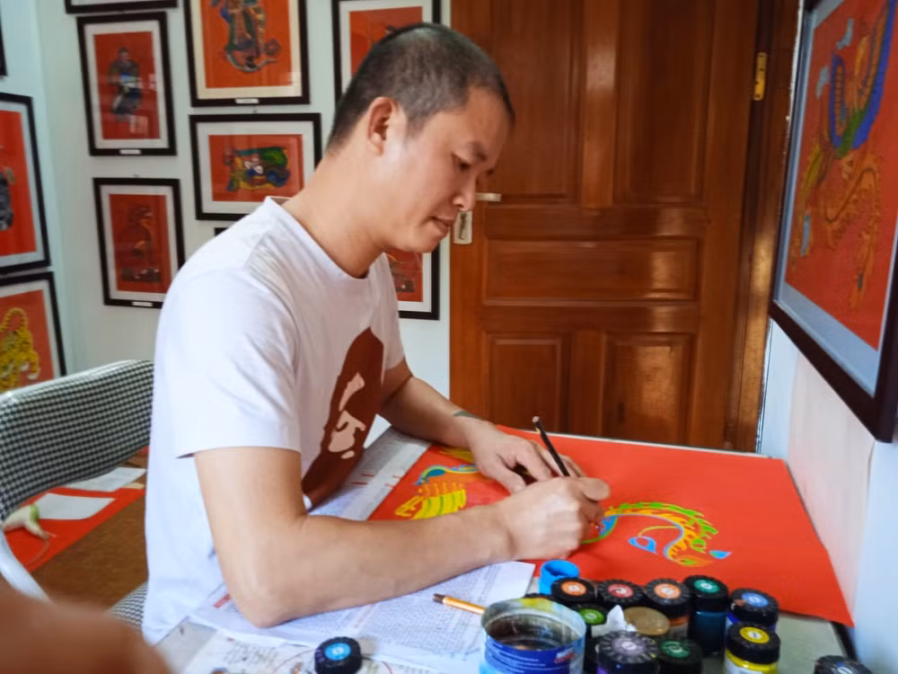 kim hoang song lai mot dong tranh hinh 2