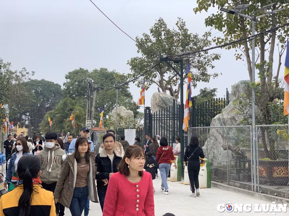 kham pha khong gian ngoi chua dat vang doc nhat vo nhi tai hung yen hinh 4